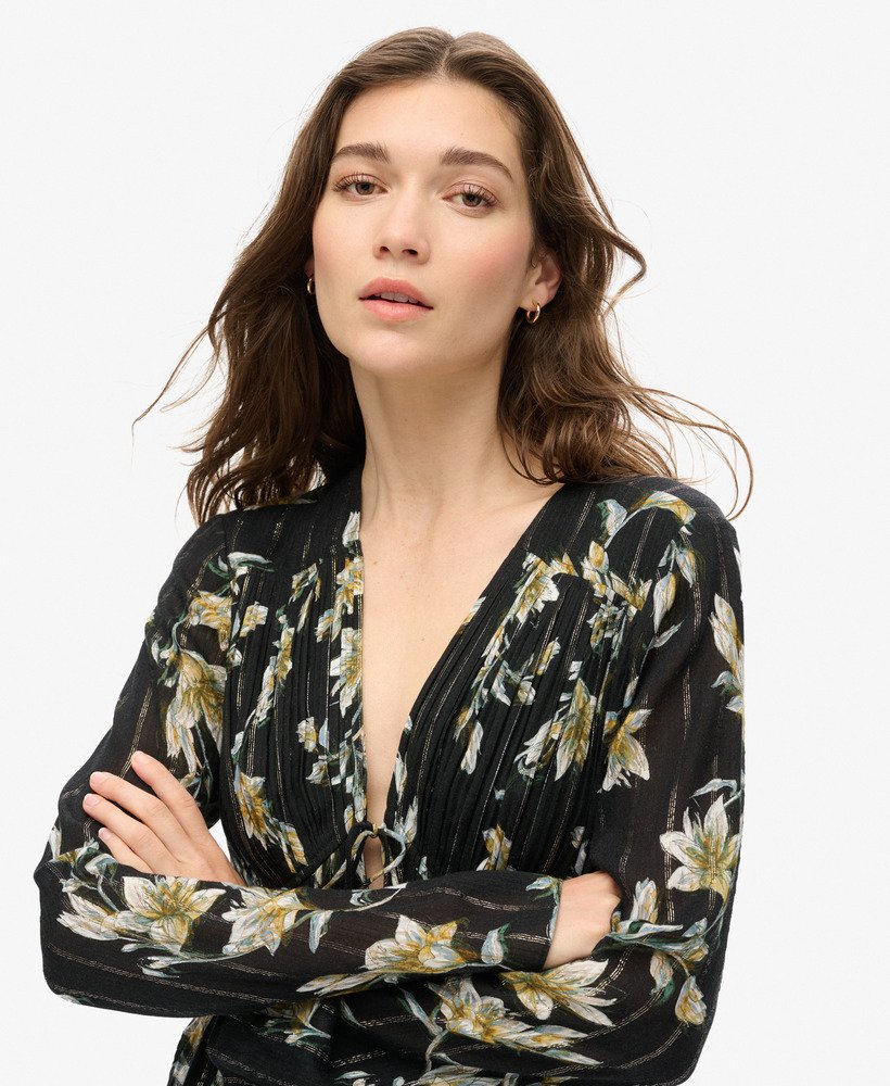 blusa plissada em tecido plano com mangas estilo anos 70 na cor wild lillies