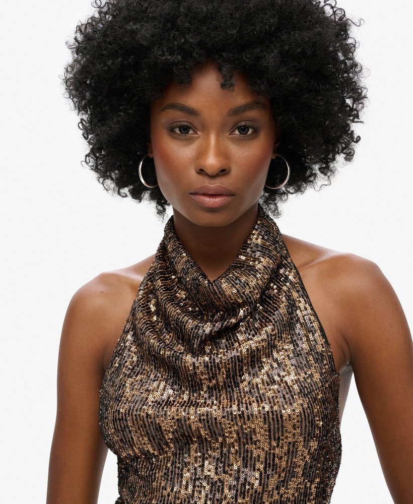 top com decote halter e drapeado em lantejoulas marrons e douradas.