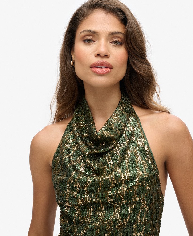 top com decote halter e drapeado em lantejoulas verdes e douradas.