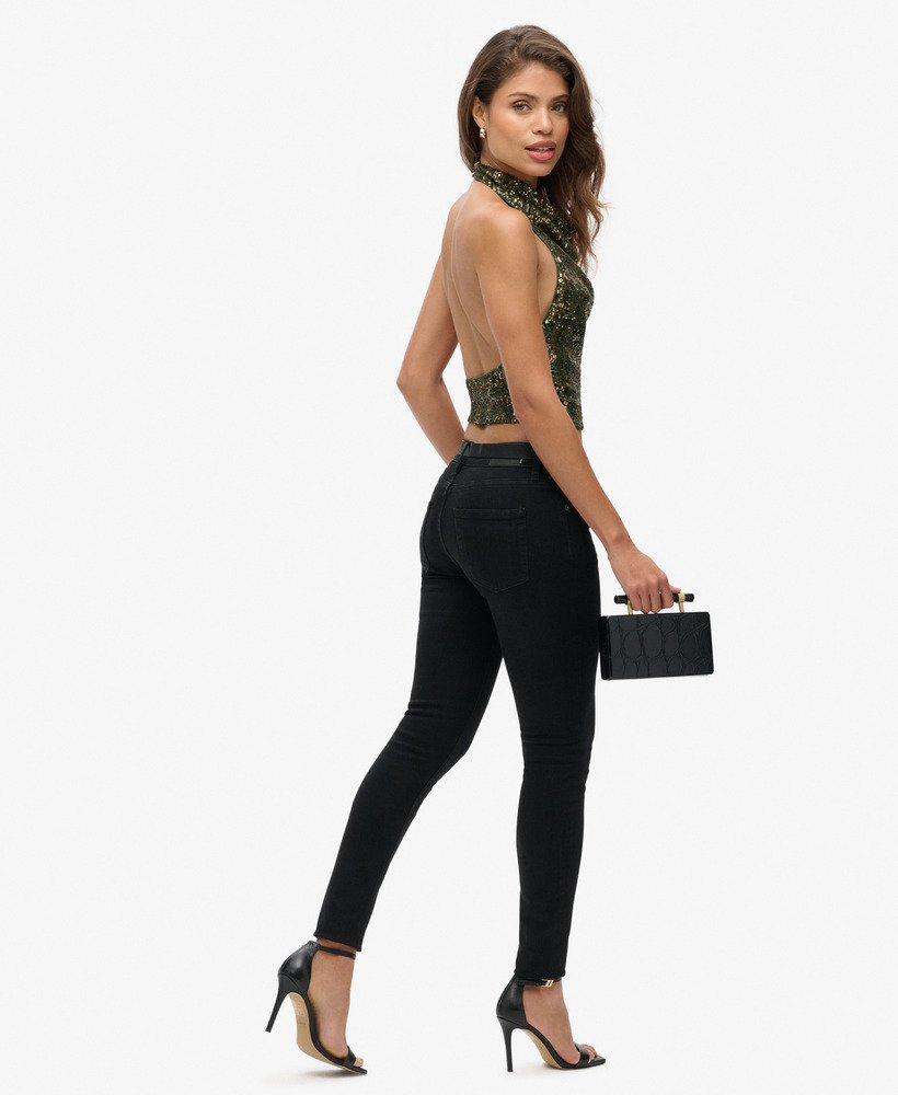 top com decote halter e drapeado em lantejoulas verdes e douradas.