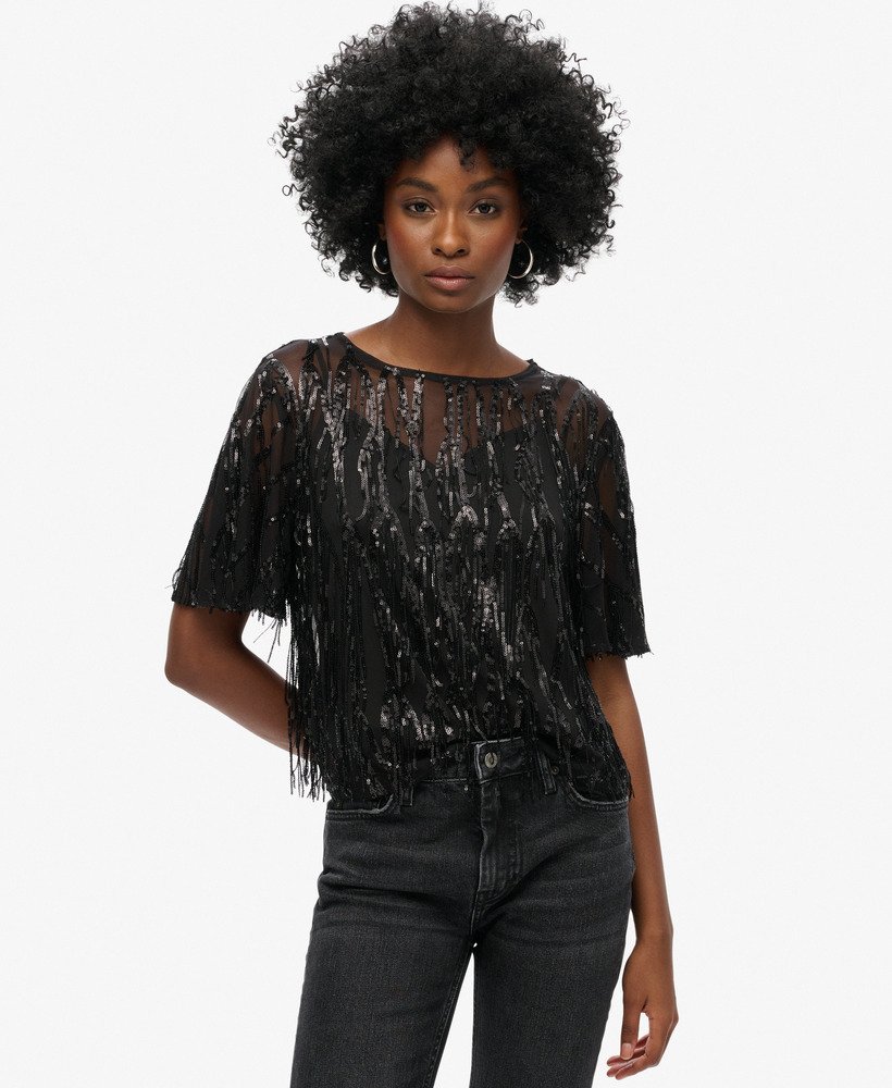 blusa transparente de manga curta com lantejoulas e franjas pretas.