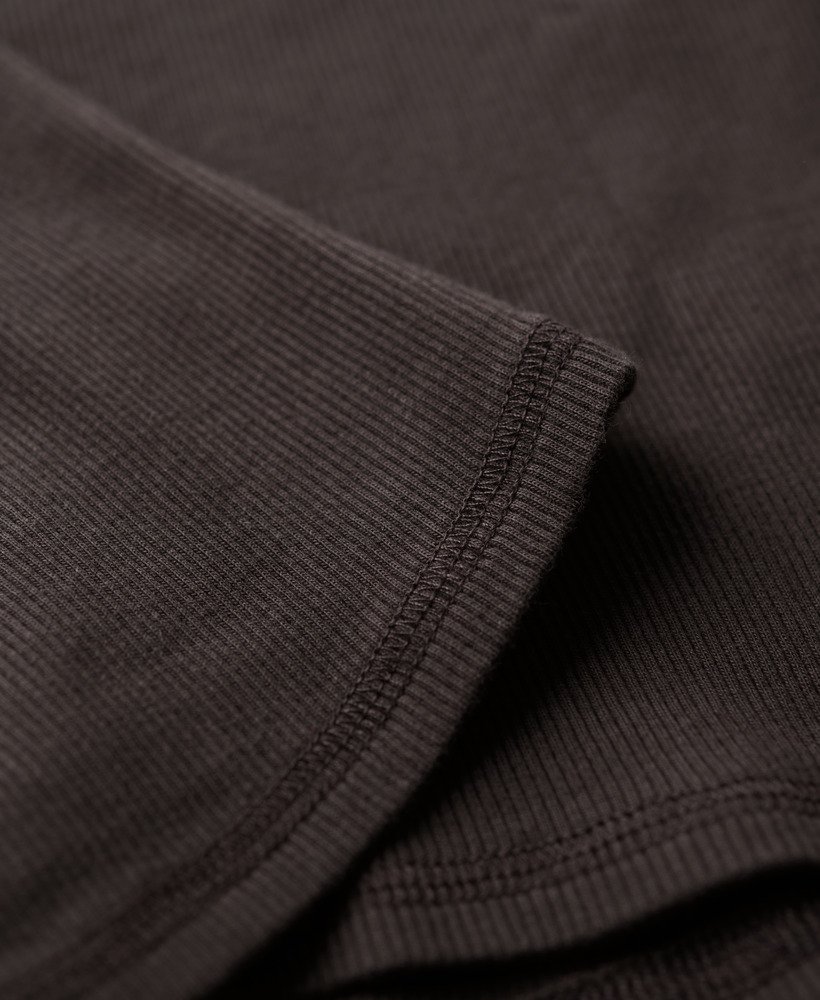 camiseta regata esportiva essencial com estampa de botões na cor bison black.