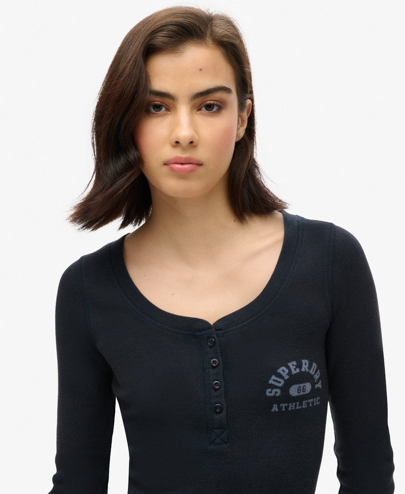camisa esportiva de manga comprida com botões na cor azul marinho eclipse.