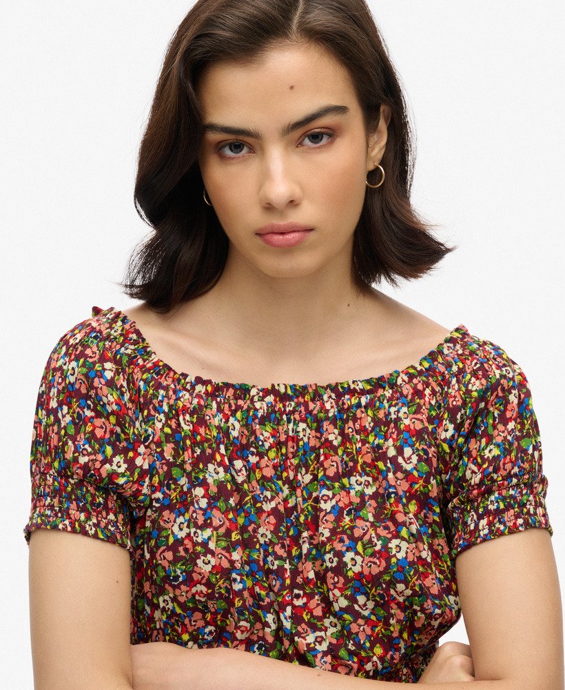 top cropped de manga curta com detalhe franzido na estampa betsy ditsy marrom.