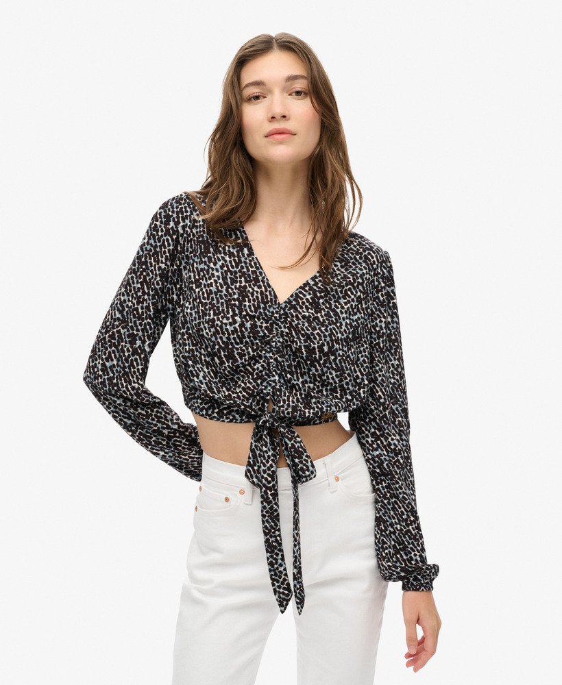 blusa vintage com amarração frontal em tom chuva monocromático.
