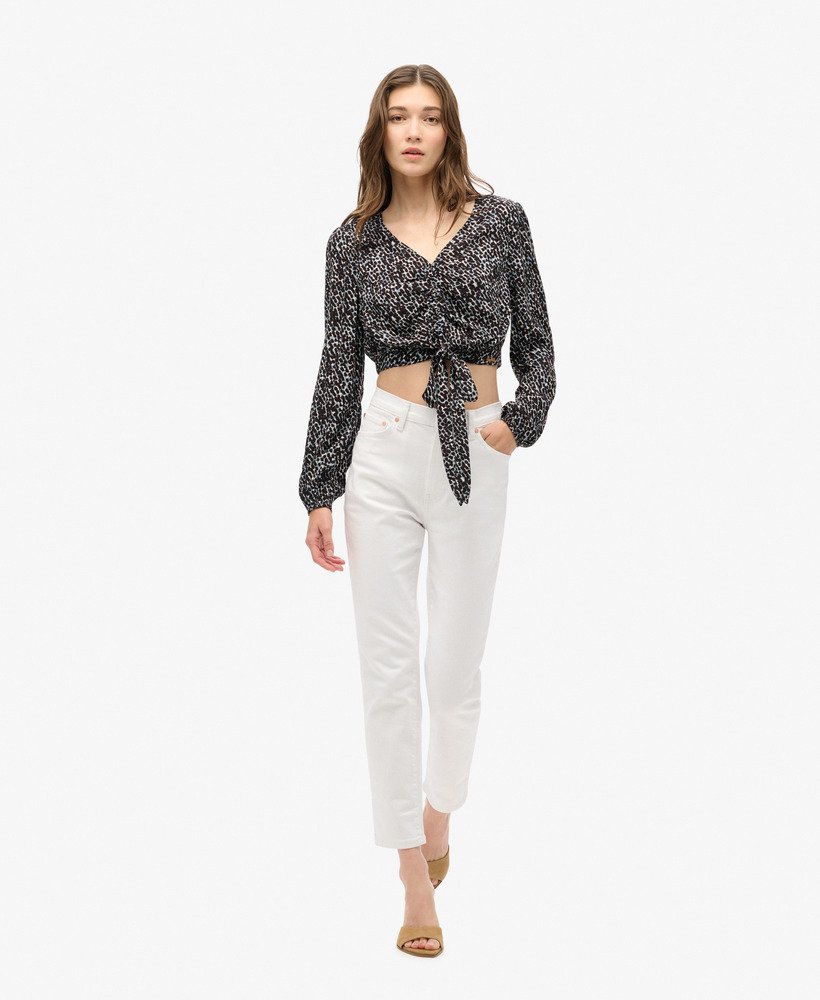 blusa vintage com amarração frontal em tom chuva monocromático.