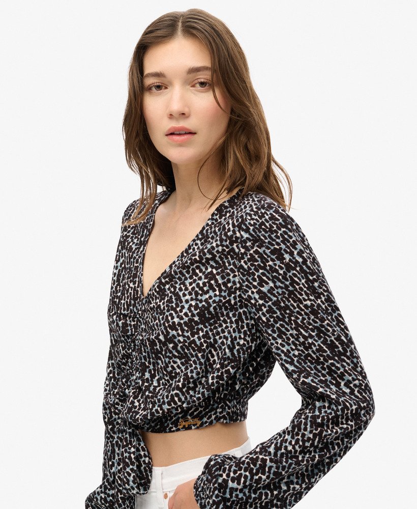 blusa vintage com amarração frontal em tom chuva monocromático.