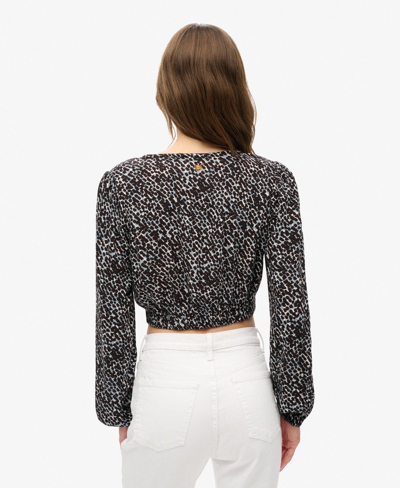 blusa vintage com amarração frontal em tom chuva monocromático.