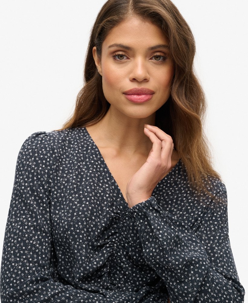 blusa vintage com amarração frontal em estampa floral miúda azul marinho