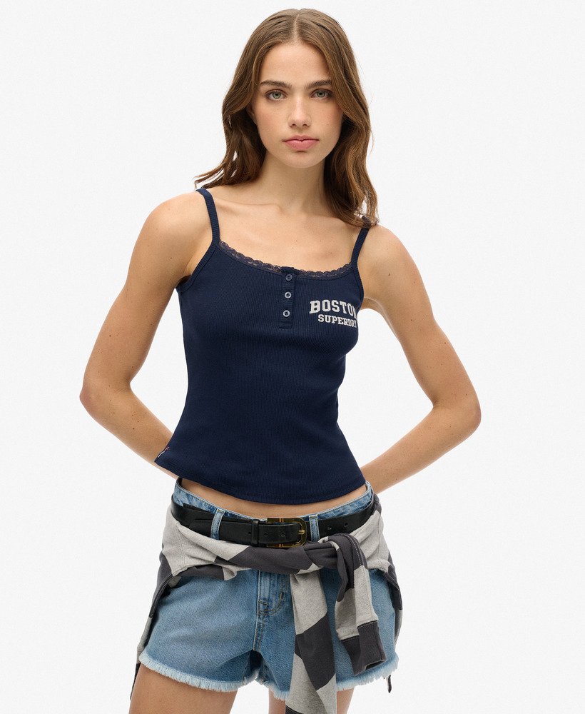 top regata athletic essentials com estampa e botões na cor azul marinho intenso.