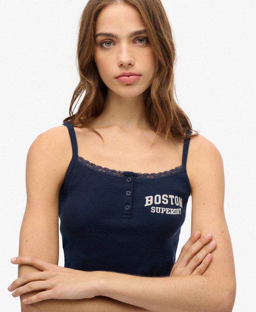 top regata athletic essentials com estampa e botões na cor azul marinho intenso.