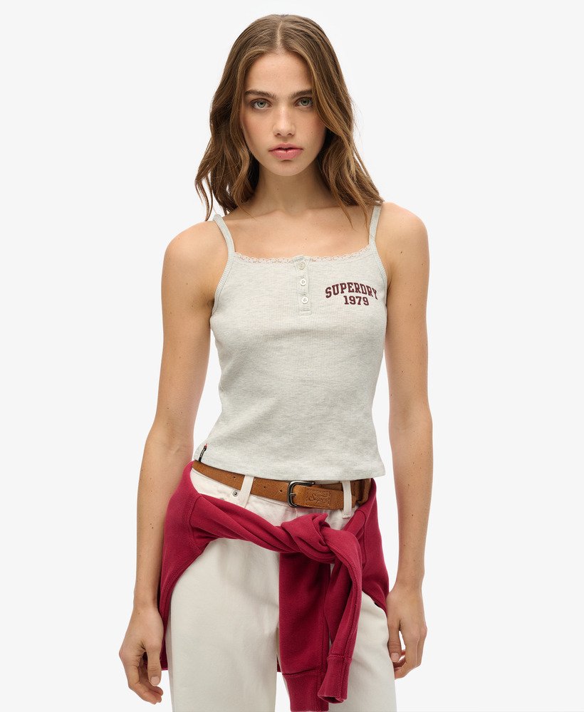 camiseta regata esportiva essencial com estampa de botões na cor cinza mesclado gelo.