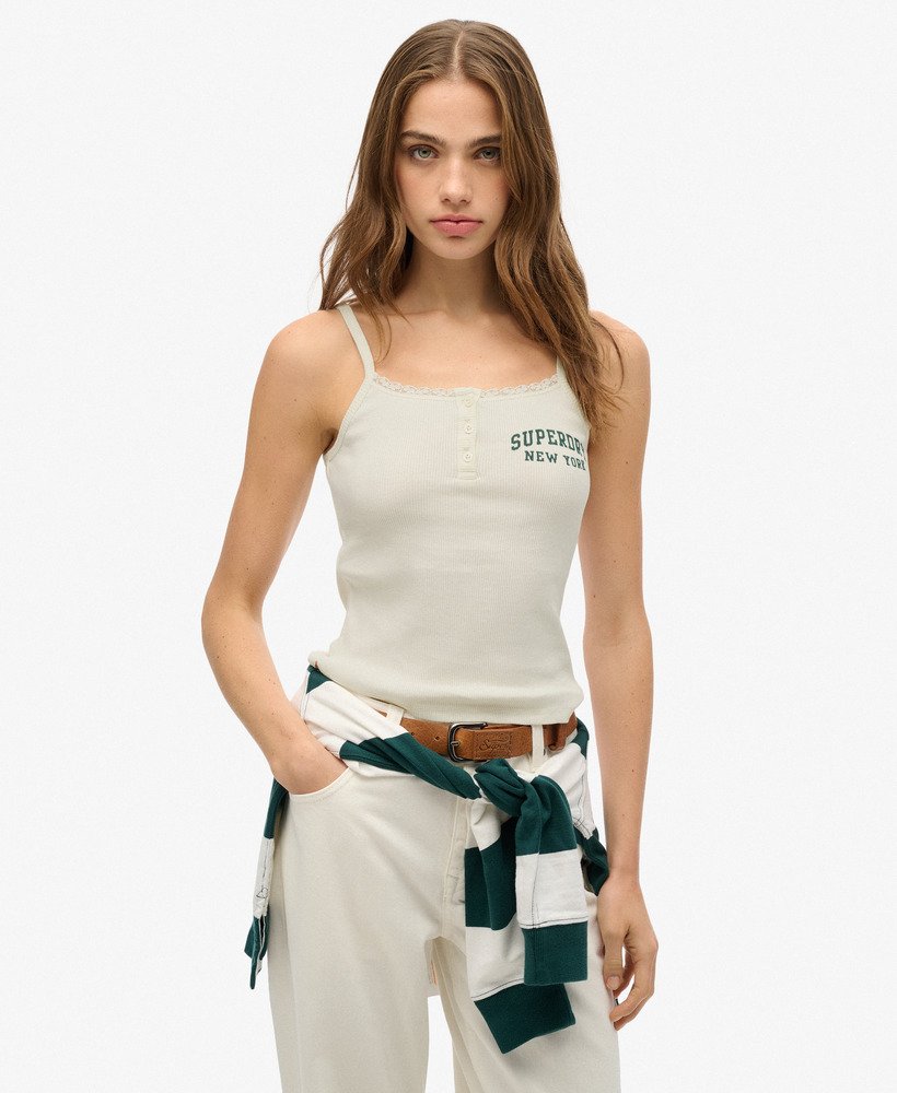 top regata esportivo essencial com estampa e botões na cor off white.