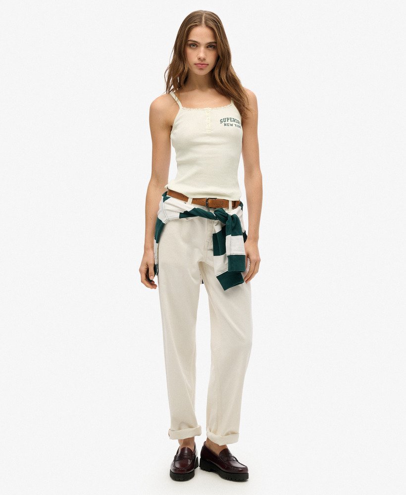 top regata esportivo essencial com estampa e botões na cor off white.