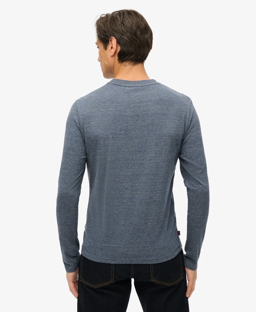 blusa vintage de algodão orgânico com logo bordado na cor azul marinho mesclado.