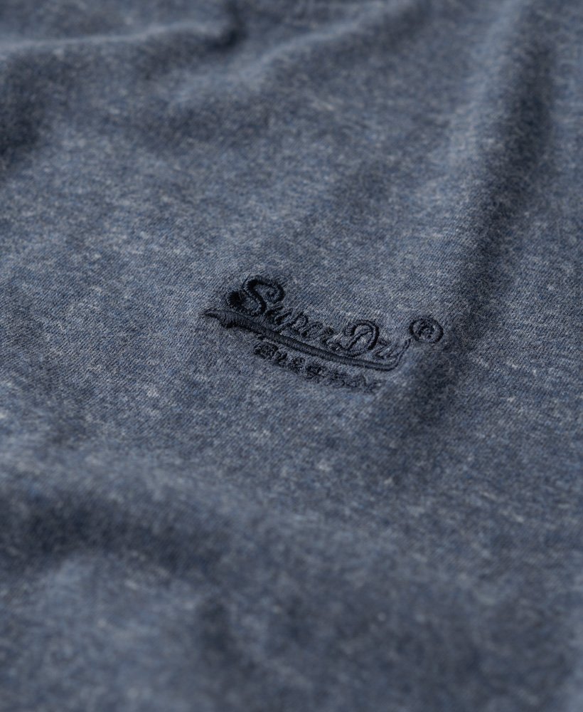 blusa vintage de algodão orgânico com logo bordado na cor azul marinho mesclado.