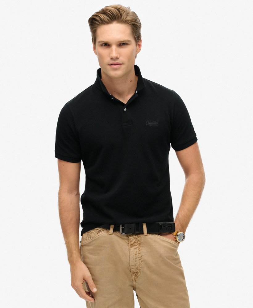 camisa polo clássica em piqué na cor preta.
