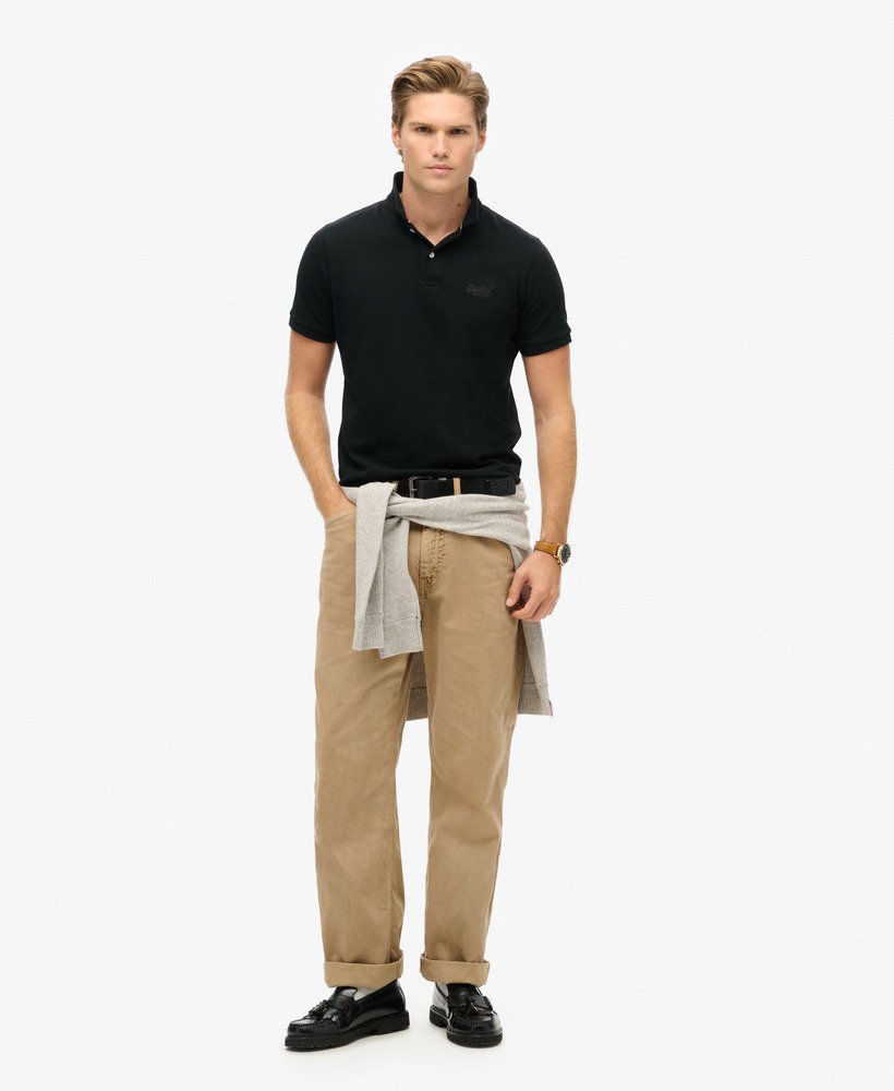 camisa polo clássica em piqué na cor preta.