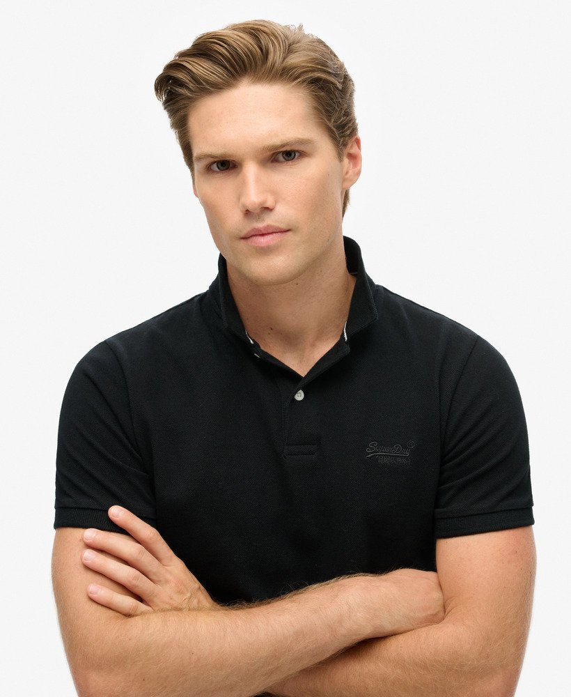 camisa polo clássica em piqué na cor preta.