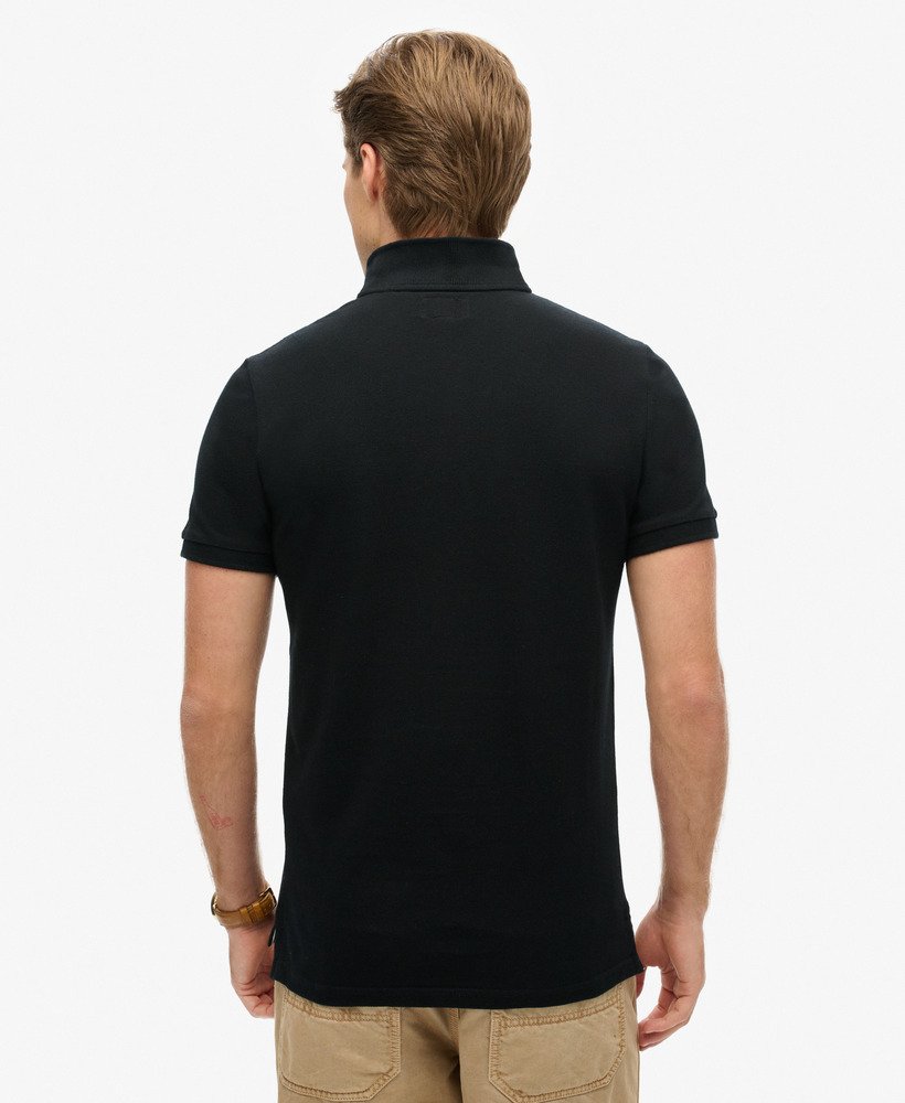 camisa polo clássica em piqué na cor preta.