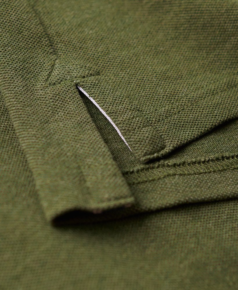 polo clássica em piqué na cor verde-oliva mesclado.