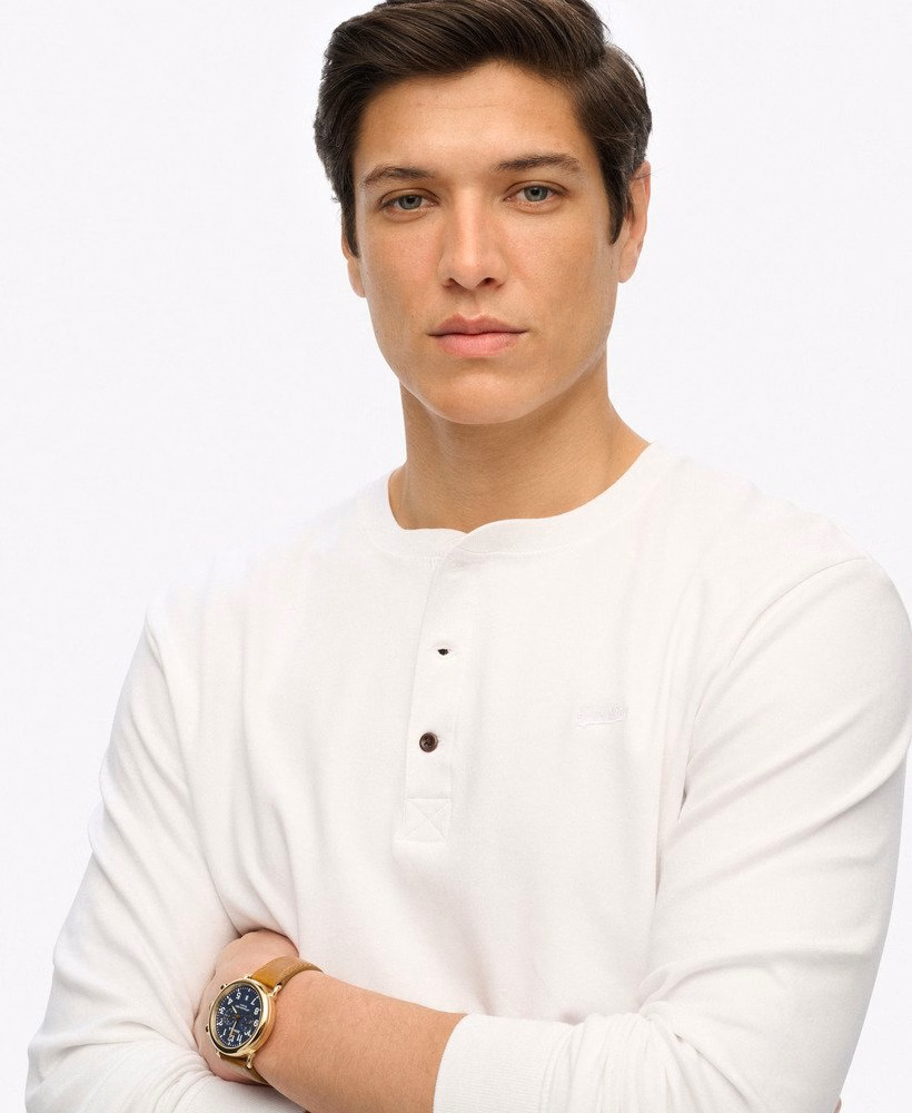 Blusa vintage com bordado de logo e meio botão