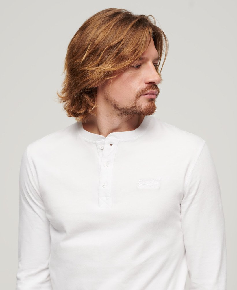 blusa vintage com meio botão e logo bordado na cor Óptica