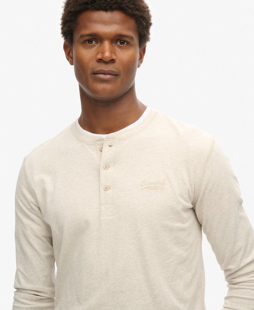 blusa vintage com bordado de logo e meio abotoamento na cor creme mesclado.