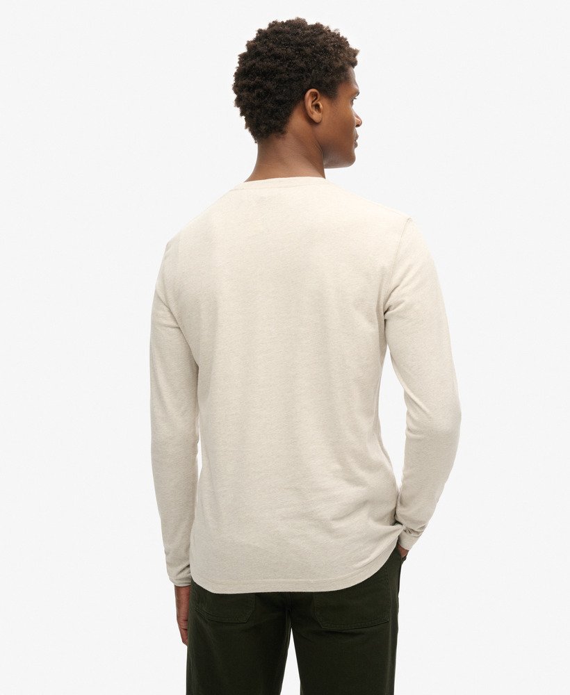 blusa vintage com bordado de logo e meio abotoamento na cor creme mesclado.