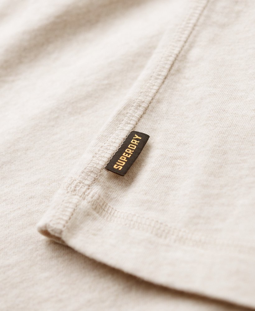 blusa vintage com bordado de logo e meio abotoamento na cor creme mesclado.