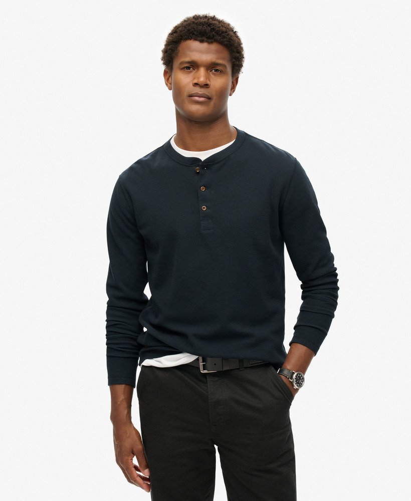 blusa waffle de manga comprida com meio abotoamento na cor azul marinho eclipse.