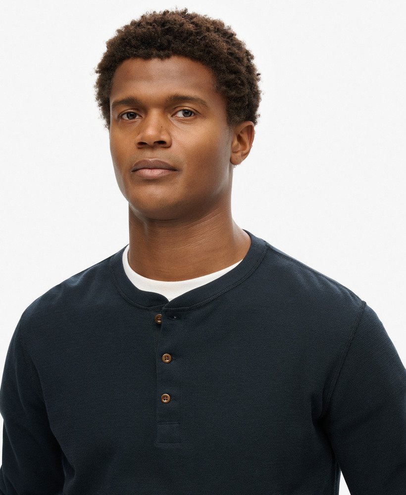 blusa waffle de manga comprida com meio abotoamento na cor azul marinho eclipse.