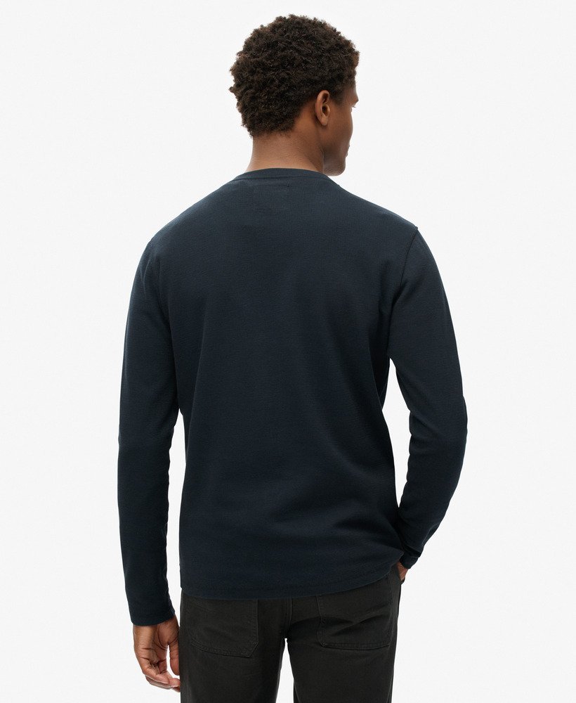 blusa waffle de manga comprida com meio abotoamento na cor azul marinho eclipse.