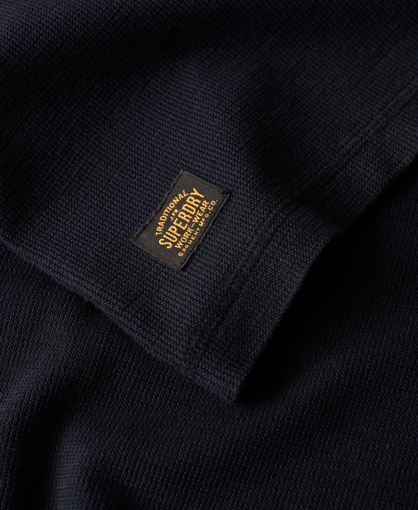 blusa waffle de manga comprida com meio abotoamento na cor azul marinho eclipse.