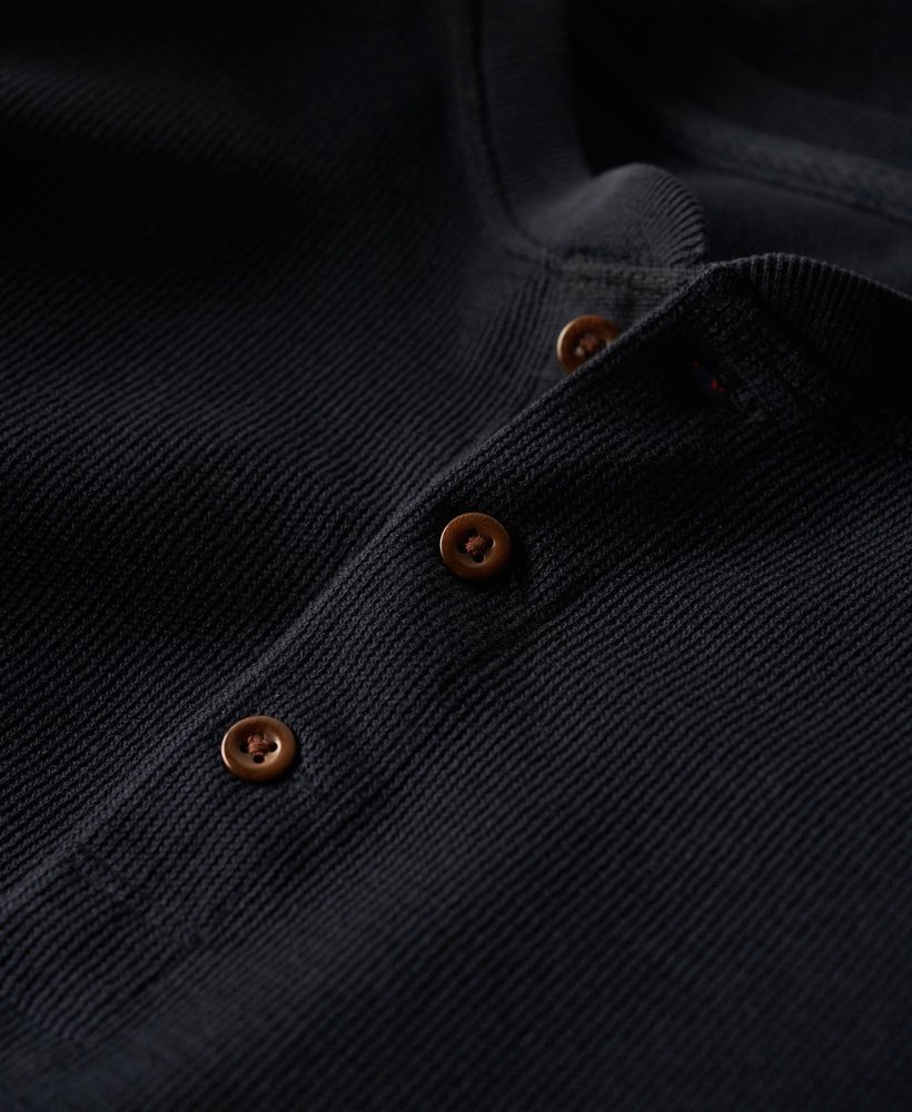 blusa waffle de manga comprida com meio abotoamento na cor azul marinho eclipse.