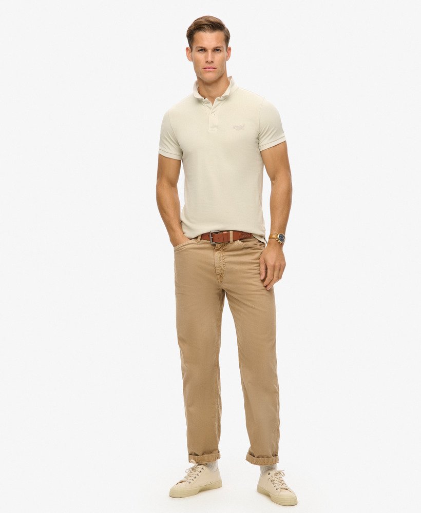 camisa polo destroyed em bege claro.