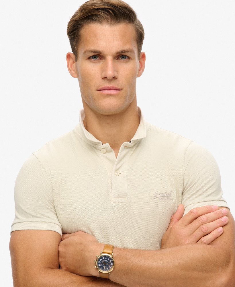 camisa polo destroyed em bege claro.