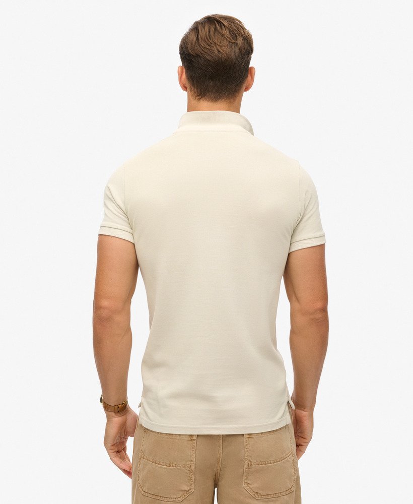 camisa polo destroyed em bege claro.