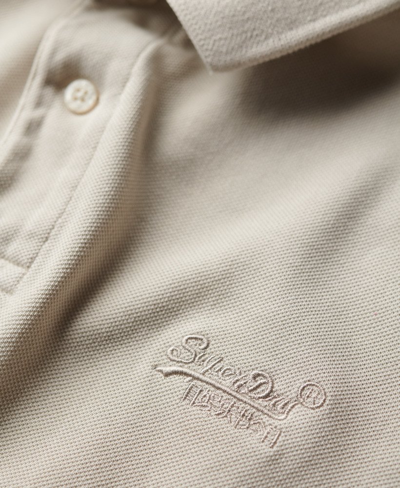 camisa polo destroyed em bege claro.