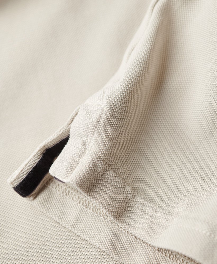camisa polo destroyed em bege claro.