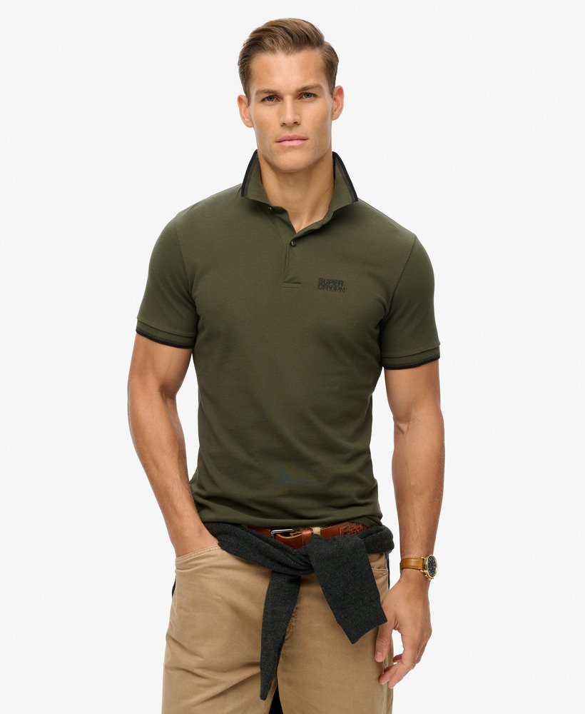 camisa polo esportiva com detalhes nas laterais na cor cáqui militar.