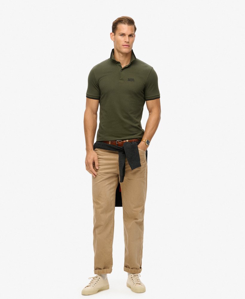 camisa polo esportiva com detalhes nas laterais na cor cáqui militar.