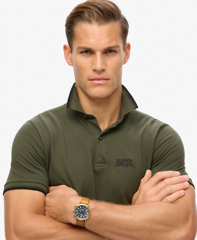 camisa polo esportiva com detalhes nas laterais na cor cáqui militar.