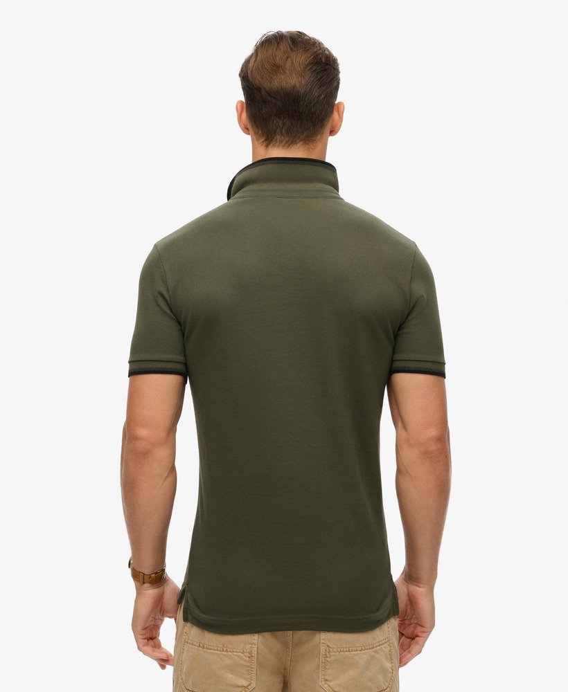 camisa polo esportiva com detalhes nas laterais na cor cáqui militar.
