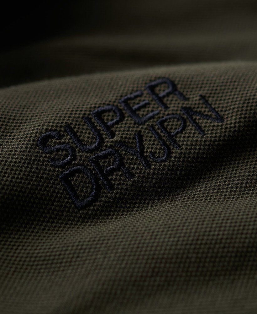 camisa polo esportiva com detalhes nas laterais na cor cáqui militar.