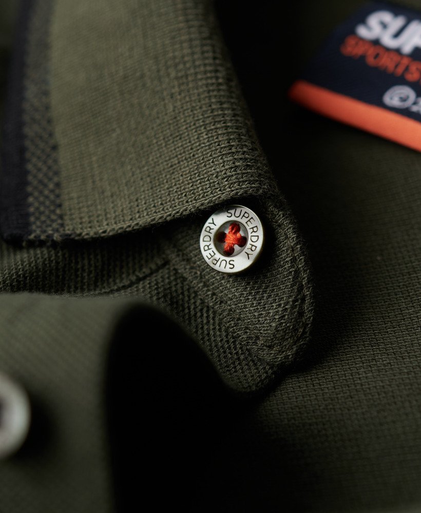 camisa polo esportiva com detalhes nas laterais na cor cáqui militar.