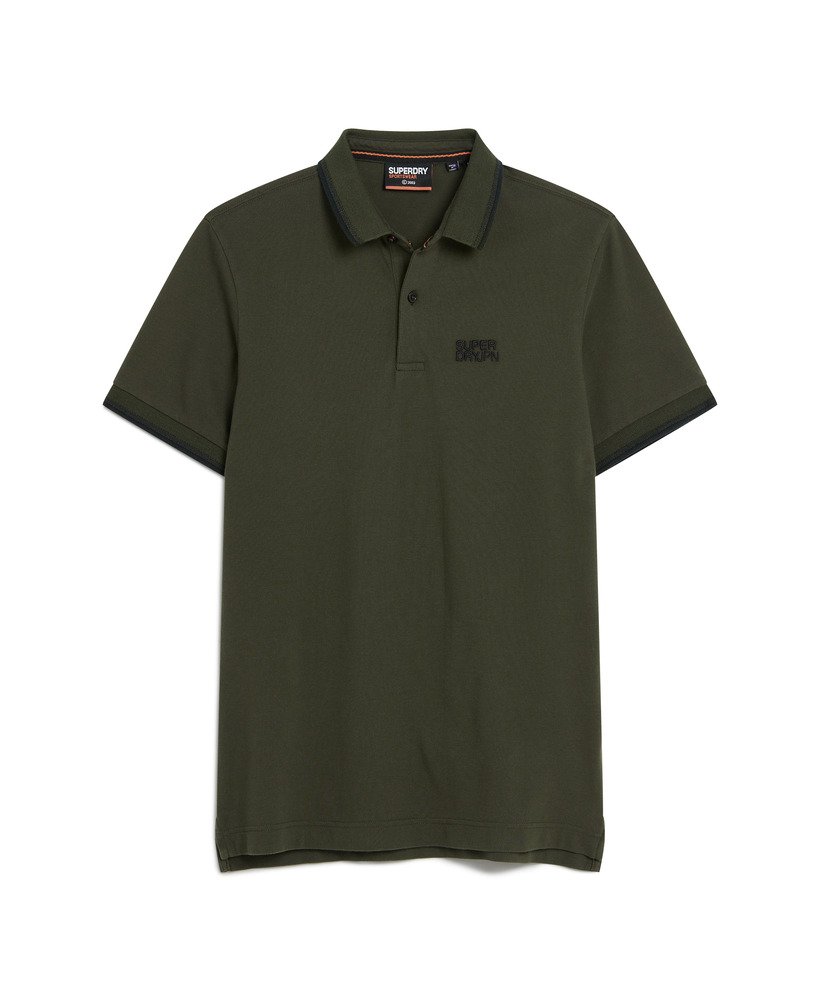 camisa polo esportiva com detalhes nas laterais na cor cáqui militar.