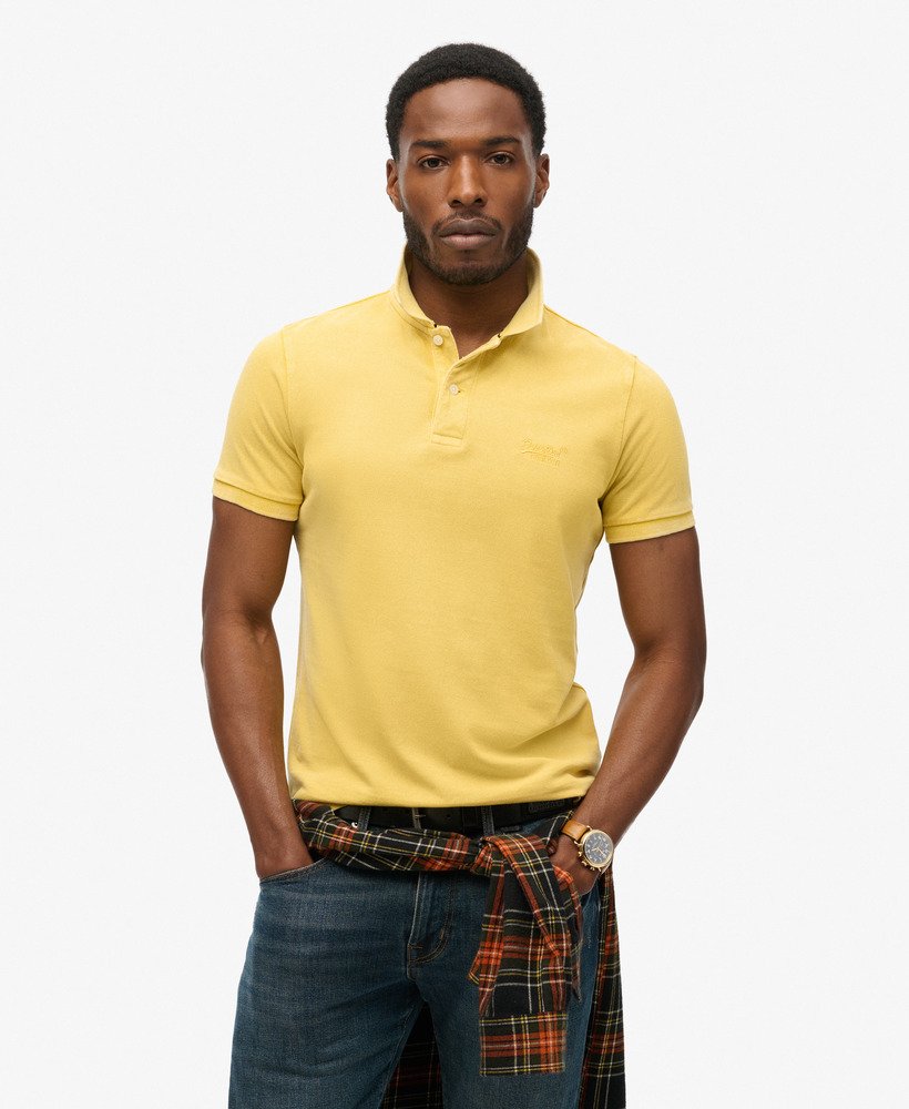 camisa polo desgastada em amarelo pigmentado