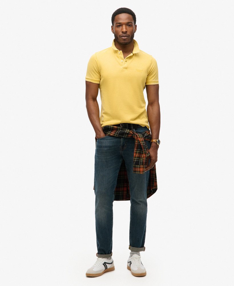 camisa polo desgastada em amarelo pigmentado