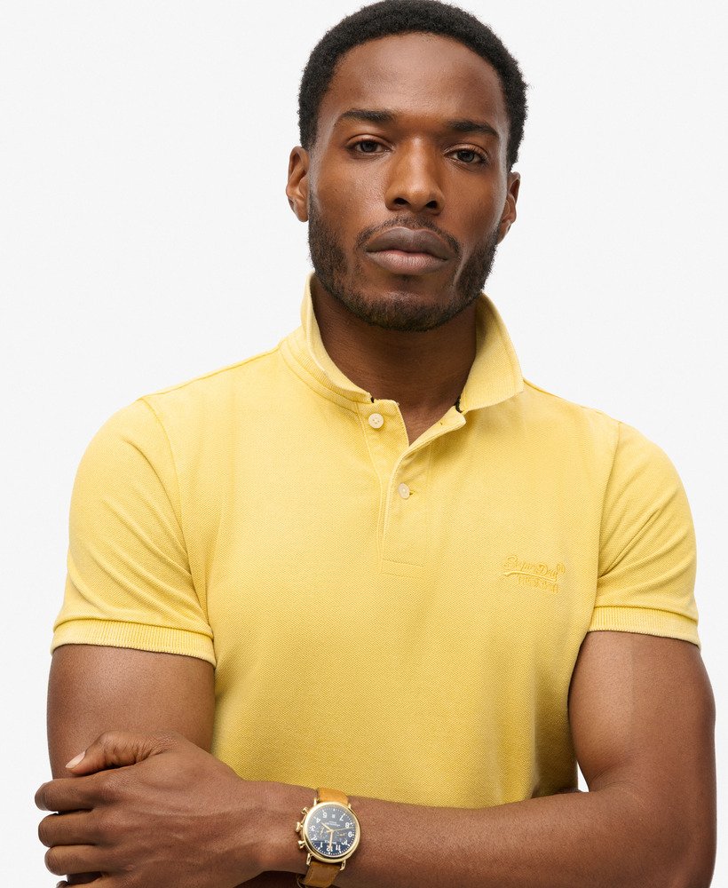 camisa polo desgastada em amarelo pigmentado